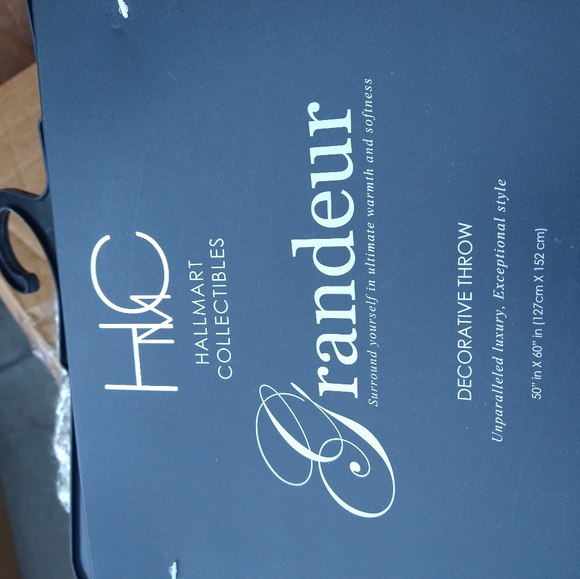 Hallmart Collectibles50" x 60" Basketweave Throw - Picture 3 of 5